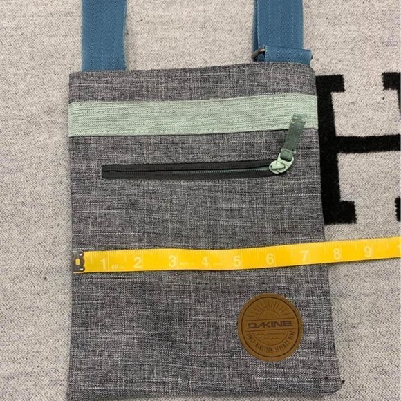 𝅺dakine cross body bag! New condition. Gray/blue. Adjustable strap - Picture 4 of 8